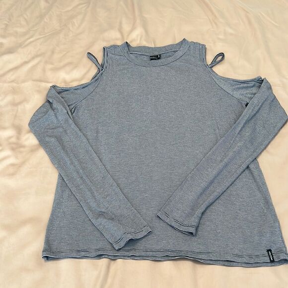 Volcom size M long sleeve cold shoulder black and white strip knit top GUC - Picture 2 of 12